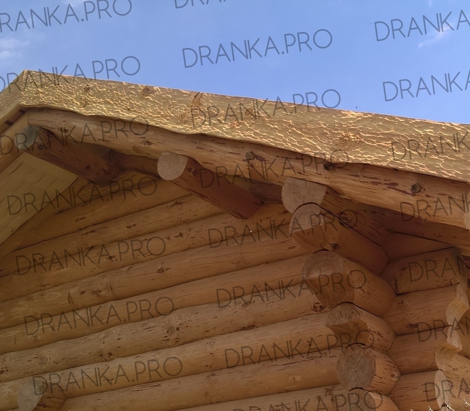 Рубленая баня, кровля - осиновая дранка, подшивы кровли - дранка, доска лобовая ручной протески от команды dranka.pro Рубленая баня, кровля - осиновая дранка, подшивы кровли - дранка, доска лобовая ручной протески от команды dranka.pro